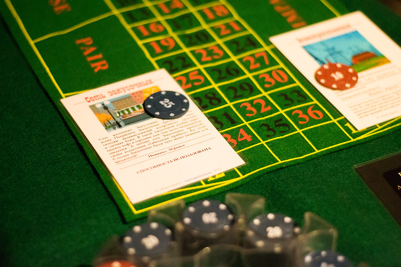 Ведущий развлекает гостей на корпоративе в Сыктывкаре