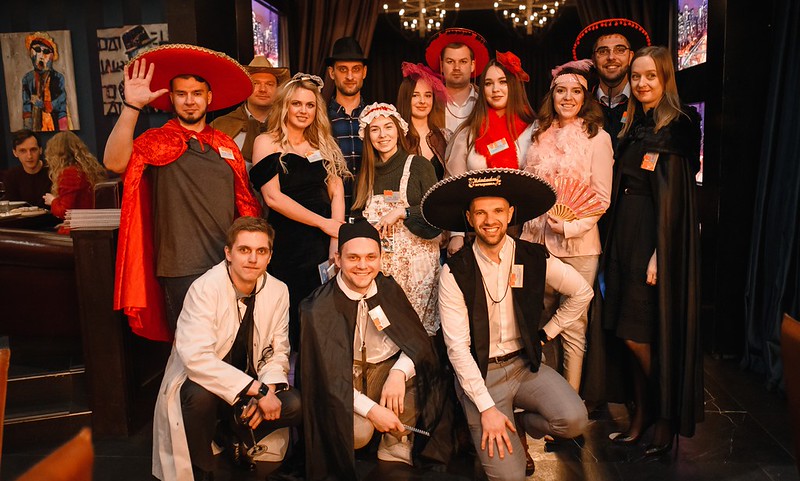 Корпоратив на Новый год в Сыктывкаре — празднично украшенный банкетный зал