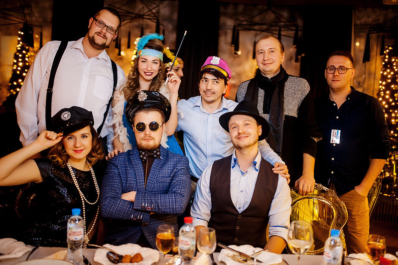 Команда компании празднует Новый год в ресторане Сыктывкаре